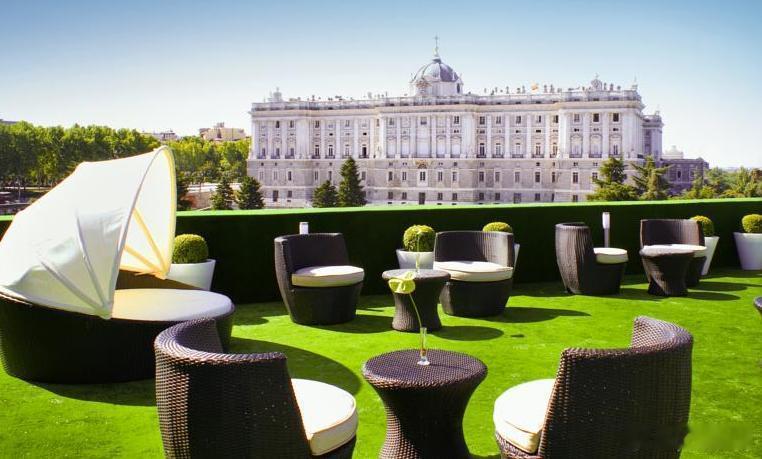 【萨巴蒂尼花园】萨巴蒂尼花园可以被看作是马德里王宫的“御花园”，修建于20世纪3