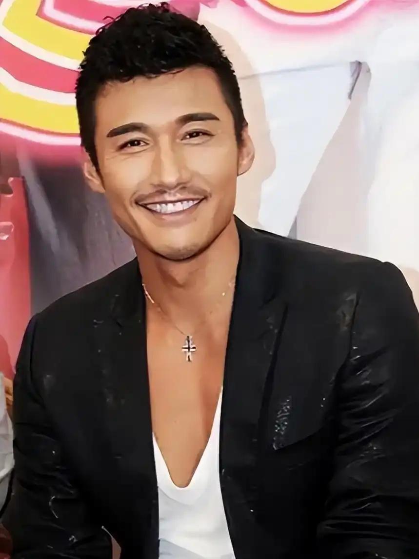 胡兵现身春晚，帅了这么多年，依然没有真爱

近日，54岁的胡兵现身春晚彩排，有网