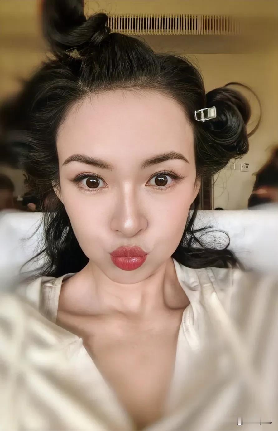 章子怡可爱自拍照
嘟嘟嘴可爱极了
头发凌乱也不影响美
章子怡也有可爱的一面
年龄