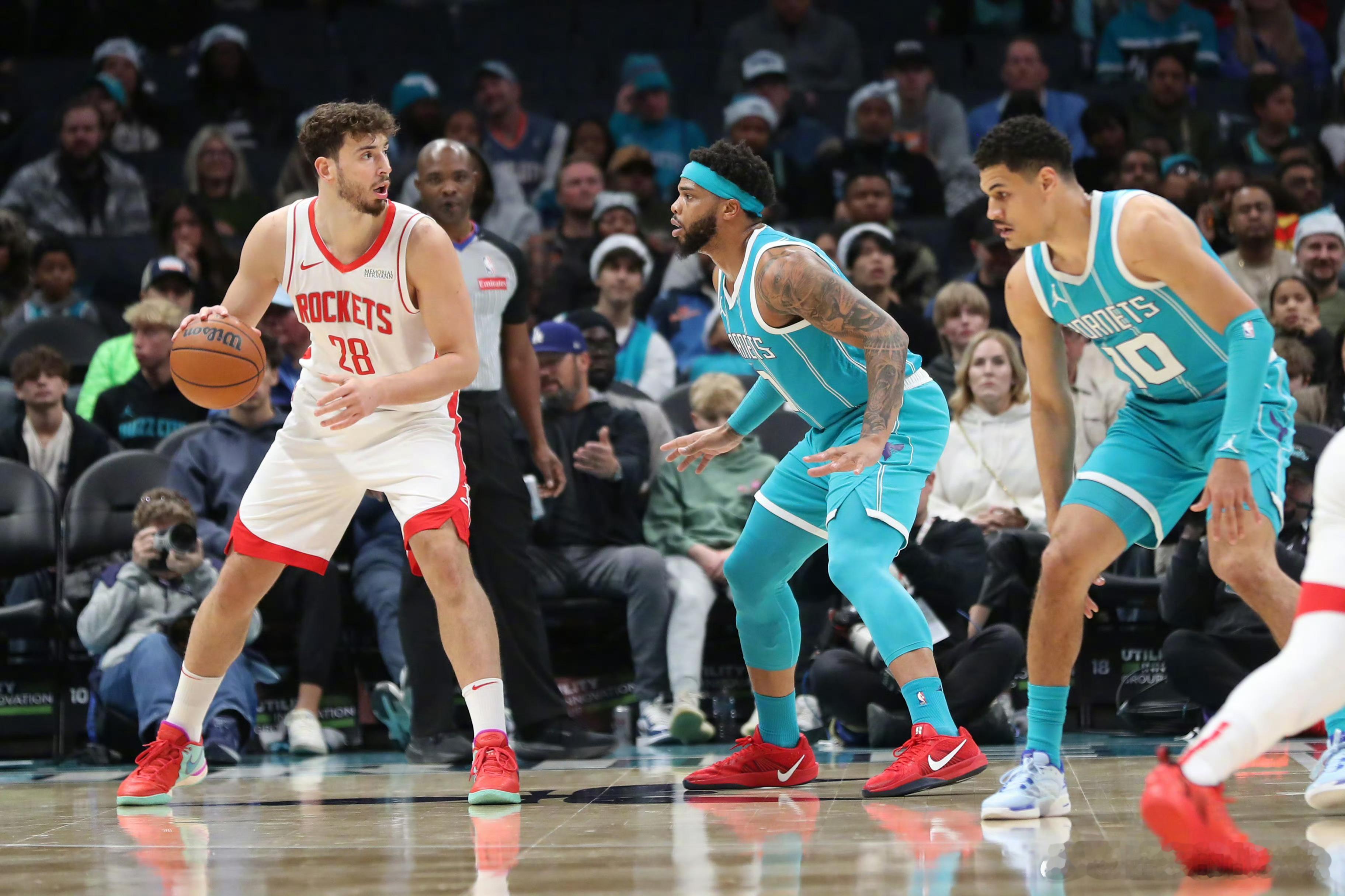 明日8场比赛预告🎬9:00 黄蜂vs火箭11:00 勇士vs太阳，76人vs湖