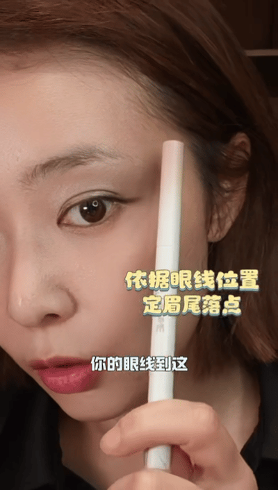 高叶给自己化的妆高叶职场妆妆教很多通勤妆容易显沉闷，高叶分享的化妆技巧扬长避短，