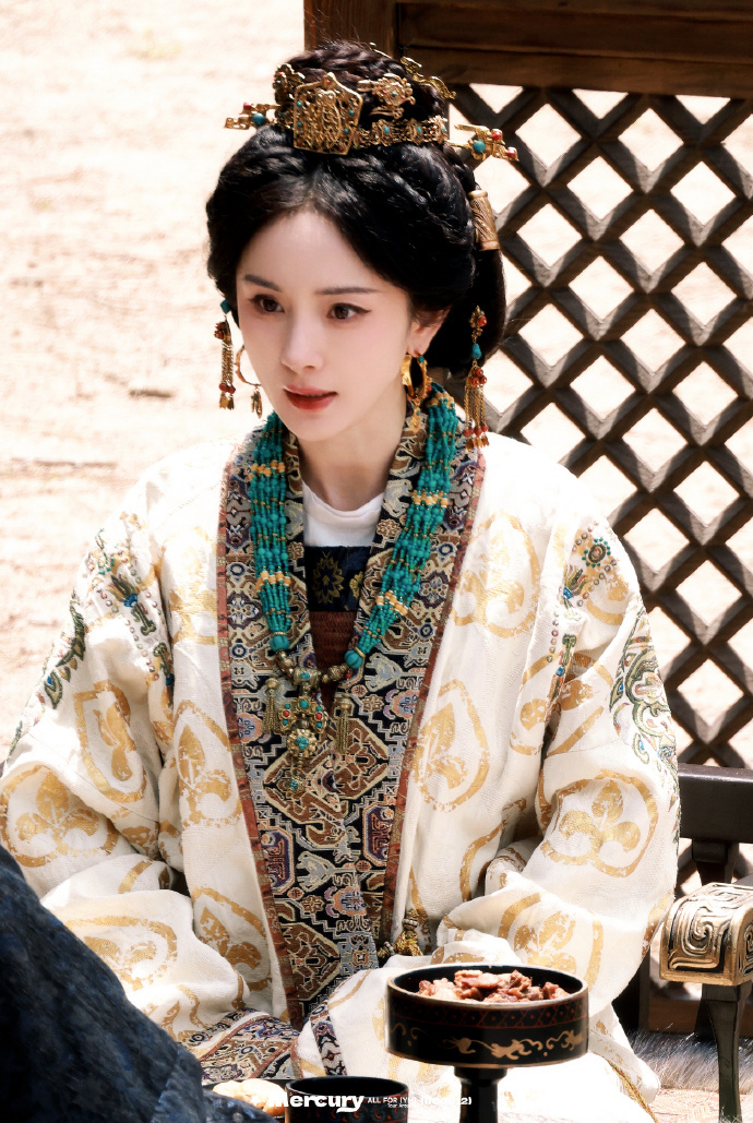 杨幂汉服妆造  杨幂江山大同造型很美呀 云冈石窟同款汉服美学！杨幂的北魏红靥妆造