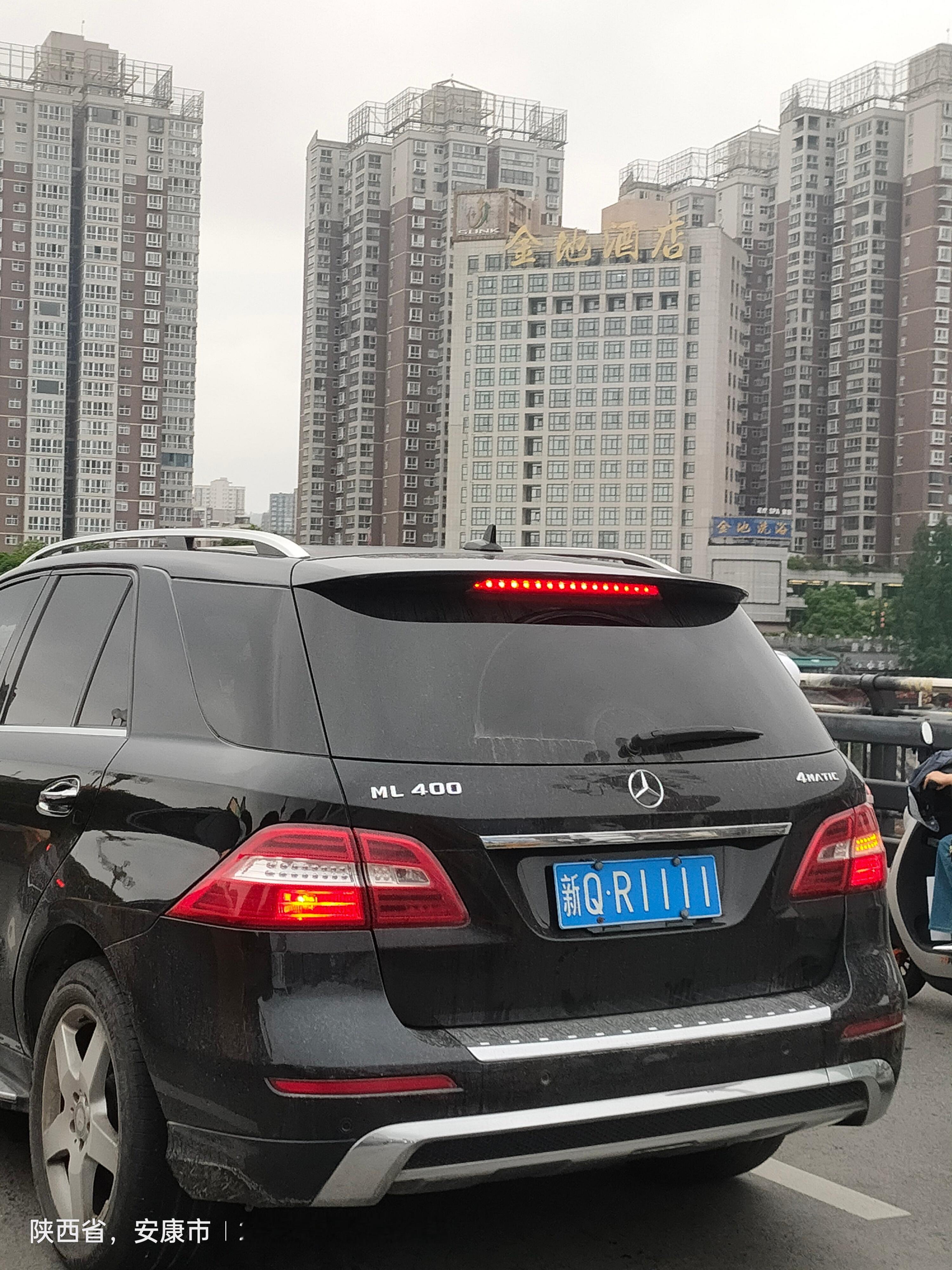 全球车牌 新QR1111新疆喀什奔驰ML400 安康·汉江大桥