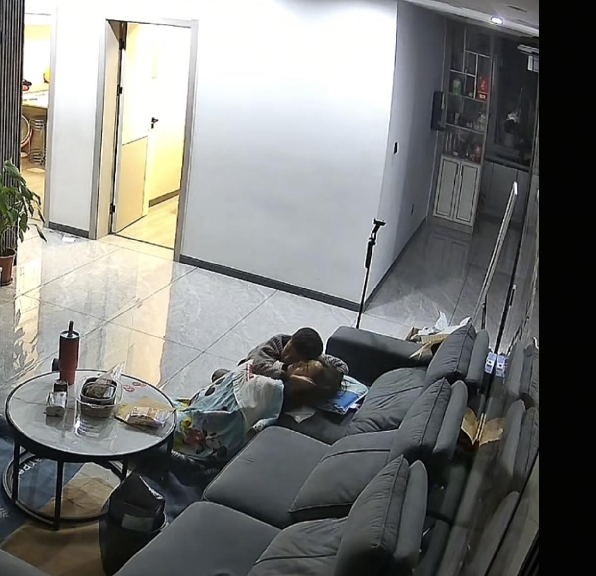 看哭了！女子辅导孩子作业时，焦虑的晕倒了，她儿子在女子晕倒的50多分钟里，不敢打