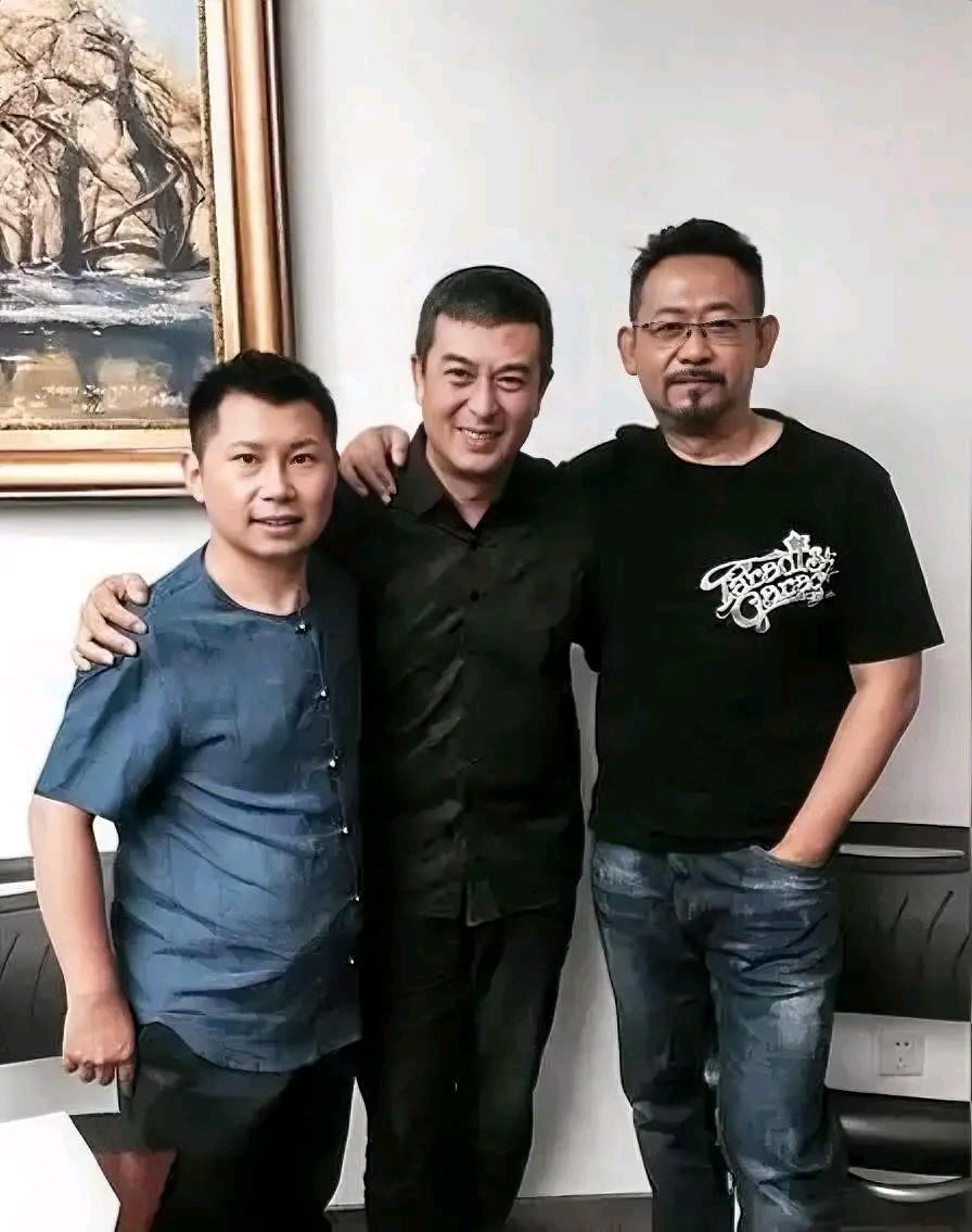 看看中间的张嘉译稳重帅气，男人味十足，乐的多开心。右边的姜武淡定优雅。左边的这位