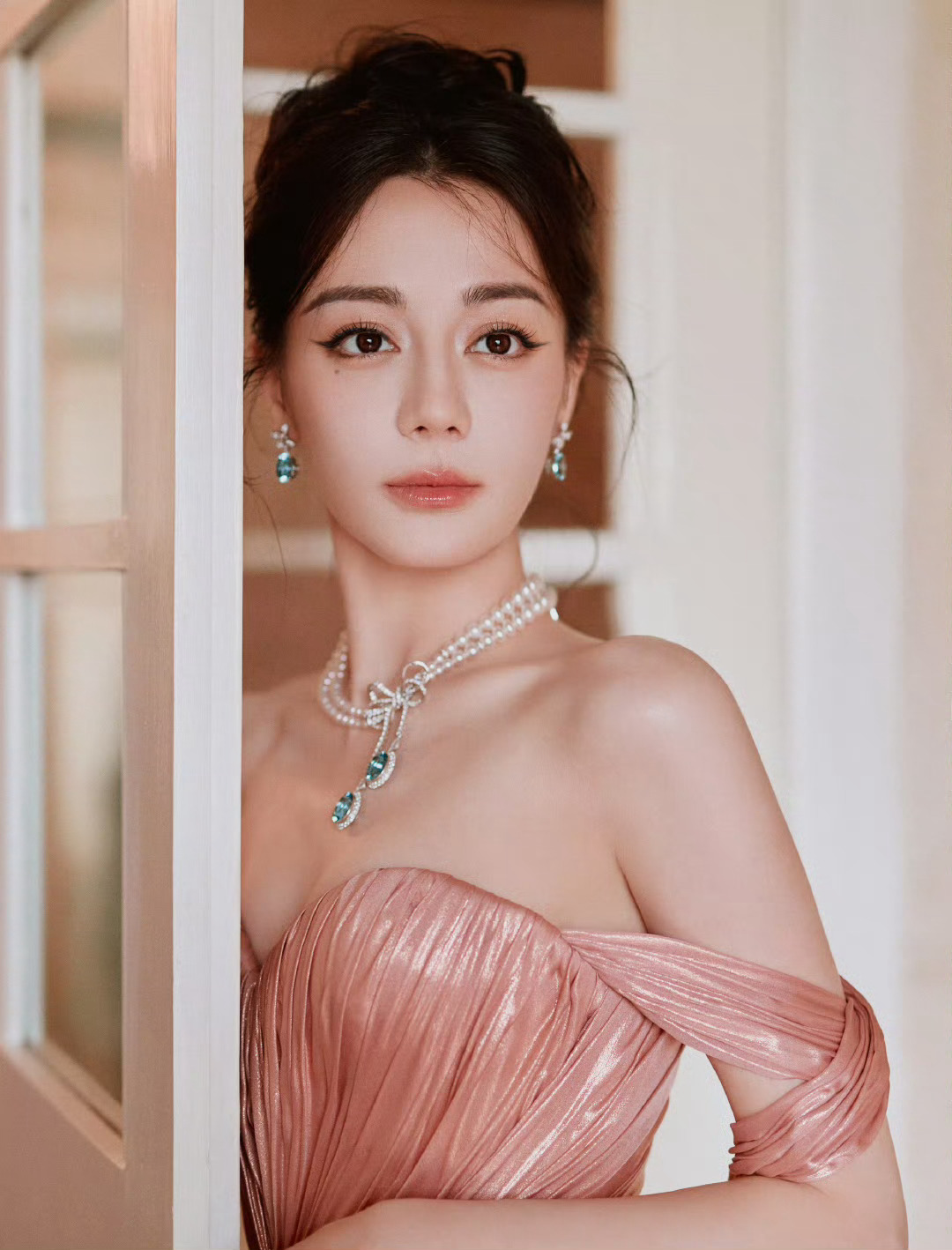 迪丽热巴抹胸裙妆造惊艳亮相，魅力舒展间尽显大气迷人风范 ​​​