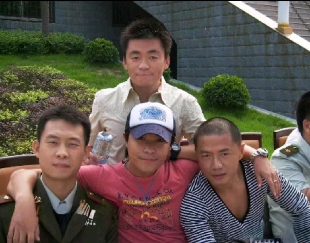 谁还敢嘲笑王宝强底子差，不配当导演？
看到这张《士兵突击》的老照片，感慨万千！