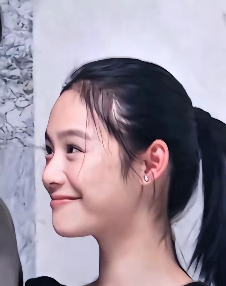 周韵  看过她的美才知道沉沦的美丽​温州第一届模特比赛冠军，16岁。快30年了记