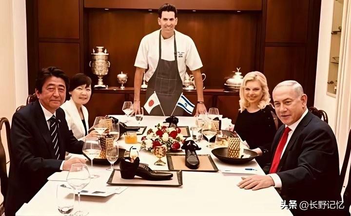 这是当年安倍晋三夫妇与内塔尼亚胡夫妇共进晚餐时的一幕，哪位高手请给这张图取个合适