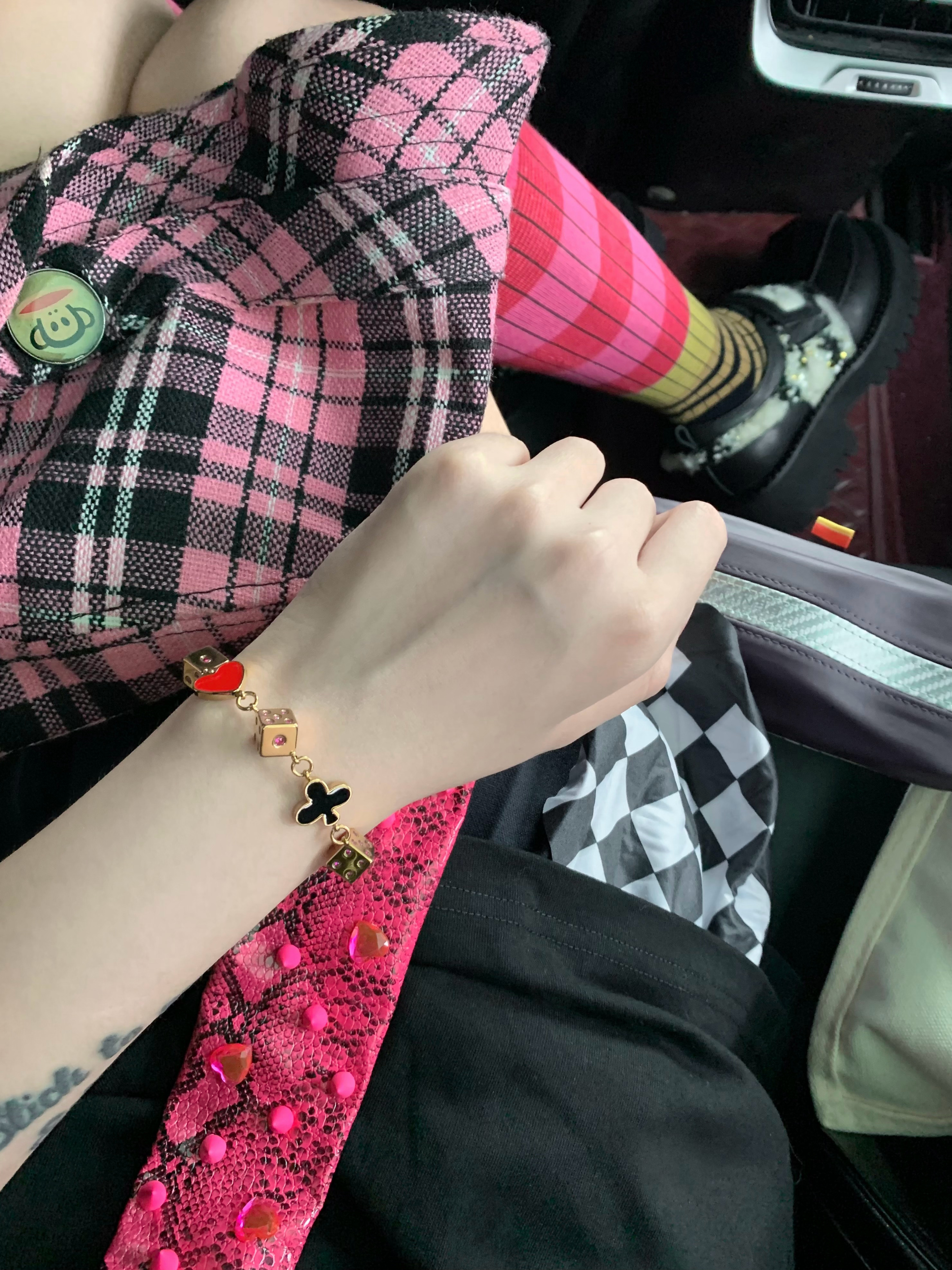 奇怪诶 我买的30根酸酸棉花糖一觉醒来只剩五根了 应该是汎小咪半夜偷吃了二十五根