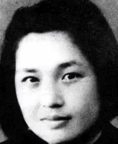 1958年，沈醉去天安门参加阅兵仪式，看见毛主席身边站着的女人，吓得他当场差点魂