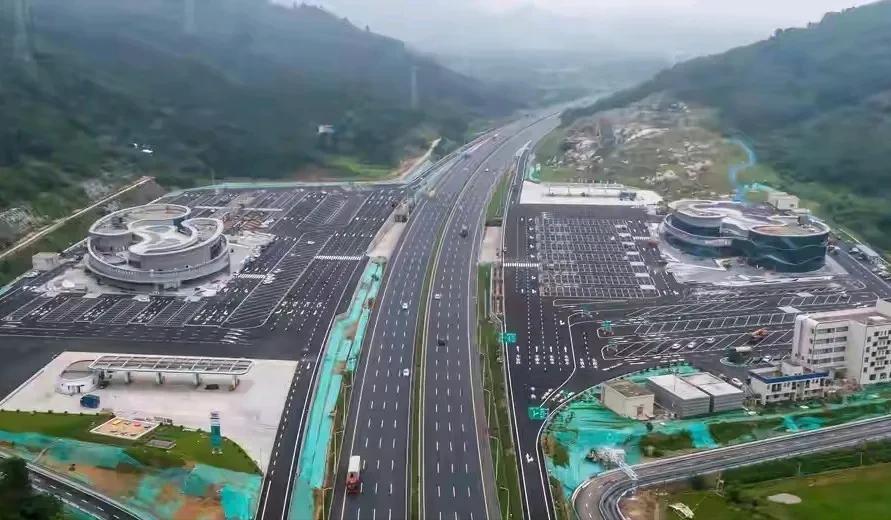 在阳江新墟服务区，发生了那起令人咋舌的划轮胎事件，这可真是活生生地上演了一出“一