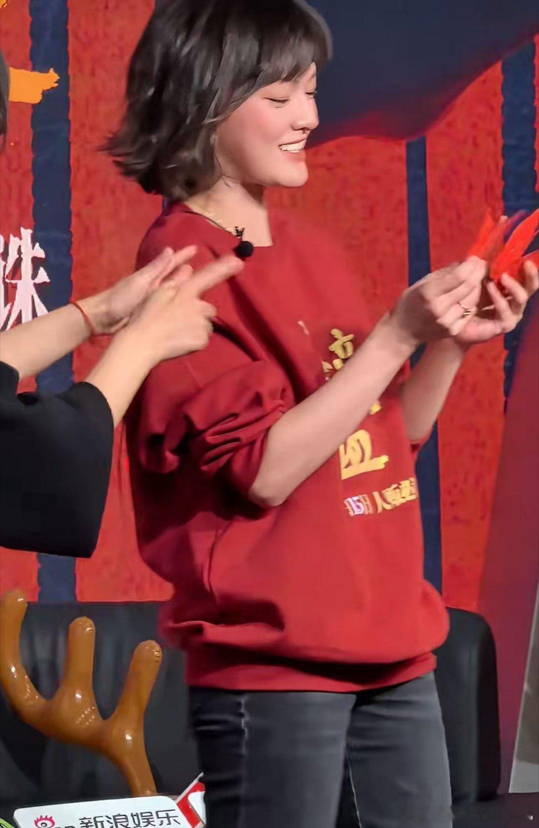 卡皮巴拉系艺人代表文淇上线！让穿东北大花袄就坦然上身，让跳企鹅舞就尽情摇摆，情绪