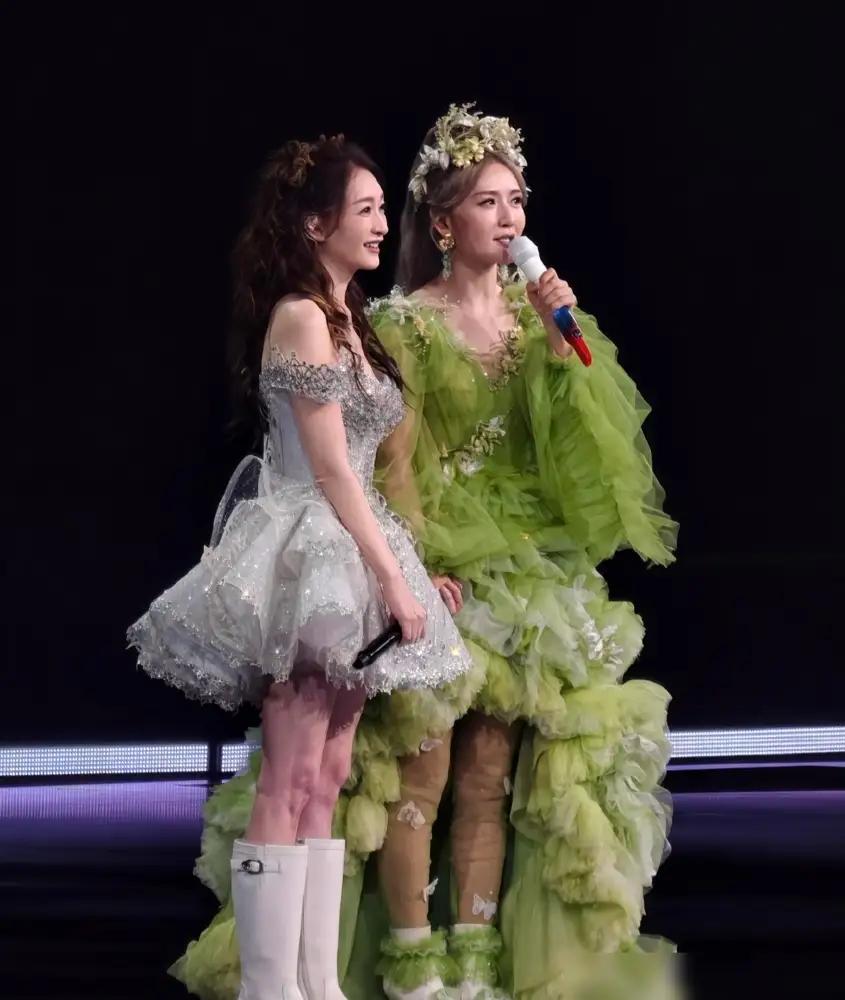 谁再说谢娜开演唱会是为了圈钱，建议看看账本——成都两场1.5万张票秒光，16万人