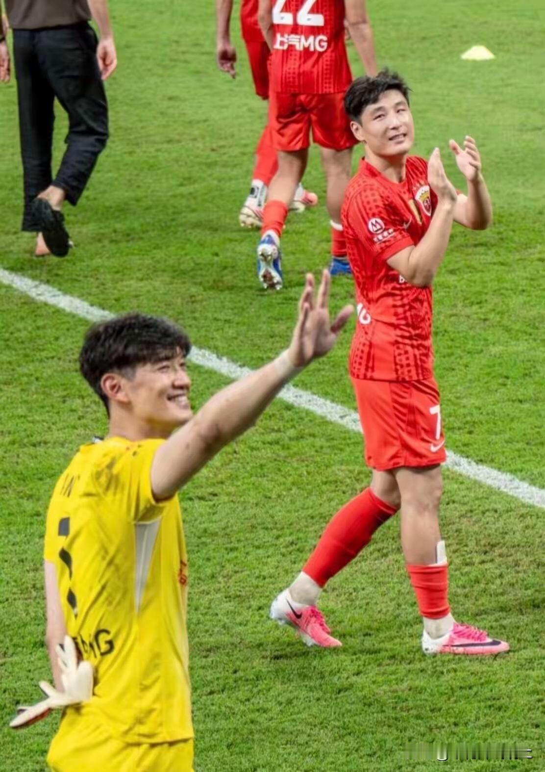 @上海海港足球俱乐部 最强双子星@颜骏凌 @武磊7 上海海港，势不可挡！（不接受