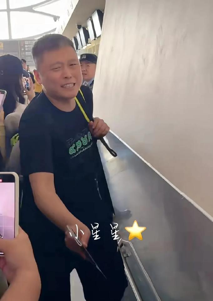 看看今天出发机场时候，
教练们怎么过的吧[偷笑]
办完手续只能从这个窄窄的通道过