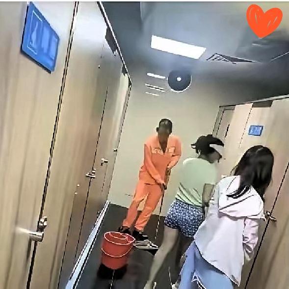 一女的上厕所，正蹲着，男保洁推门就进，手里还拎着拖把。
她当场愣住，脸憋得通红，
