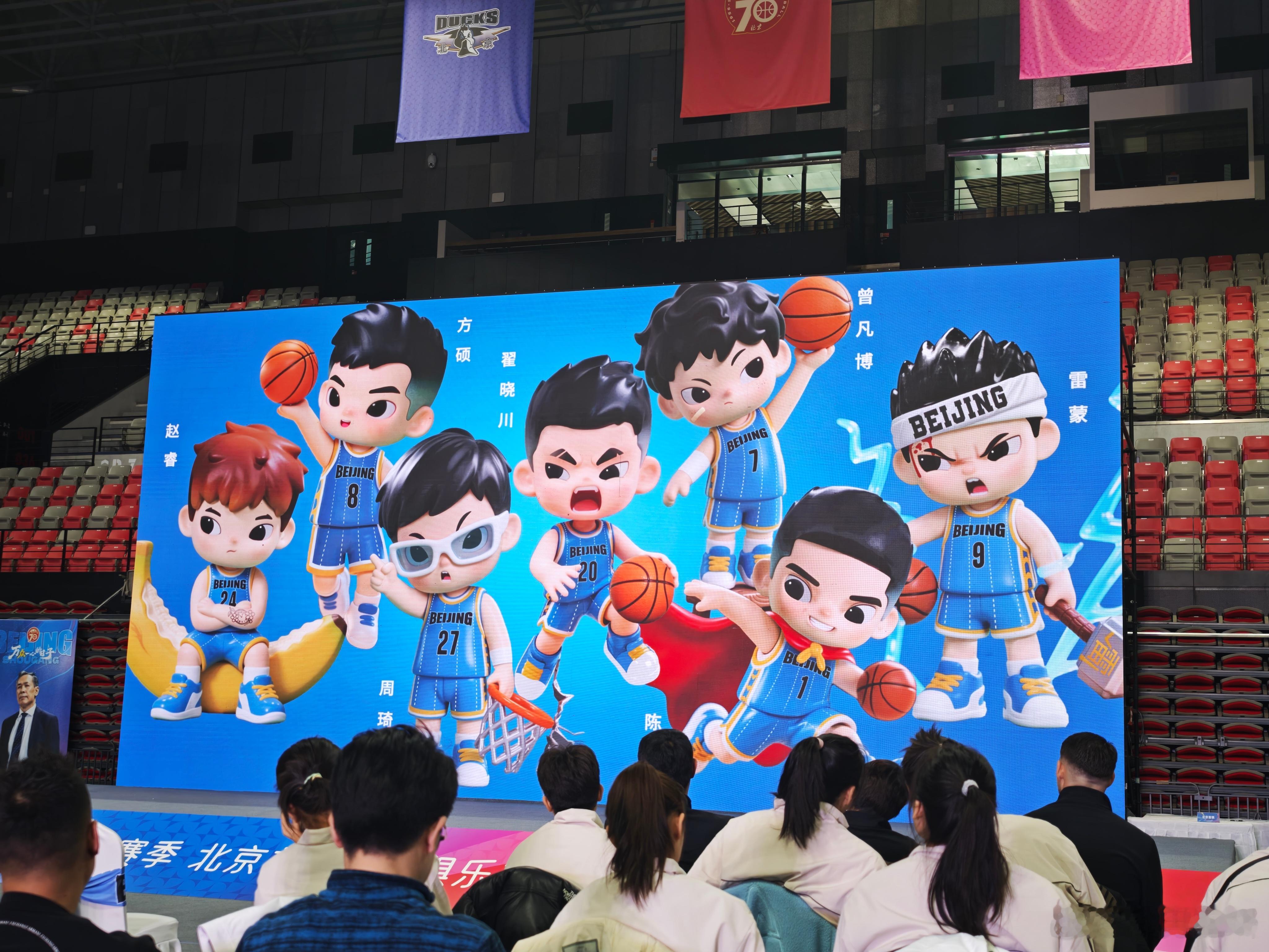 北京男篮新赛季将推出全新周边——球星盲盒。不得不说，北京男篮在衍生品这块做得非常