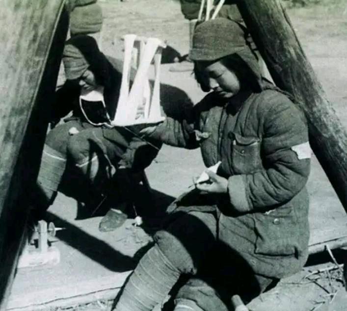 1945年，日军轮奸了黄美英，紧接着在她的下身灌入辣椒水，割去了她的双眼和双乳。