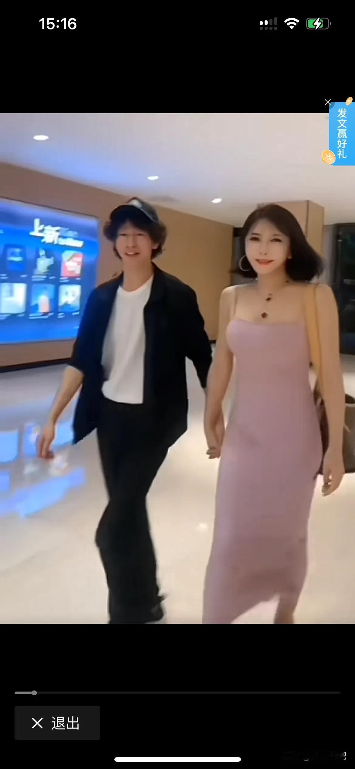 庞麦郎牵手美女逛街，看来他说今年实现结婚的愿望，不出意外就是结束单身了。

人也