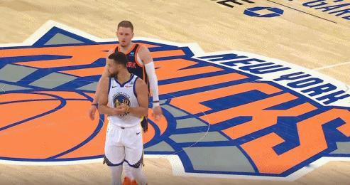 迪文琴佐在比赛间隙对库里说道：你就想这么开局是嘛，你想在华盛顿开局一分不得，然后