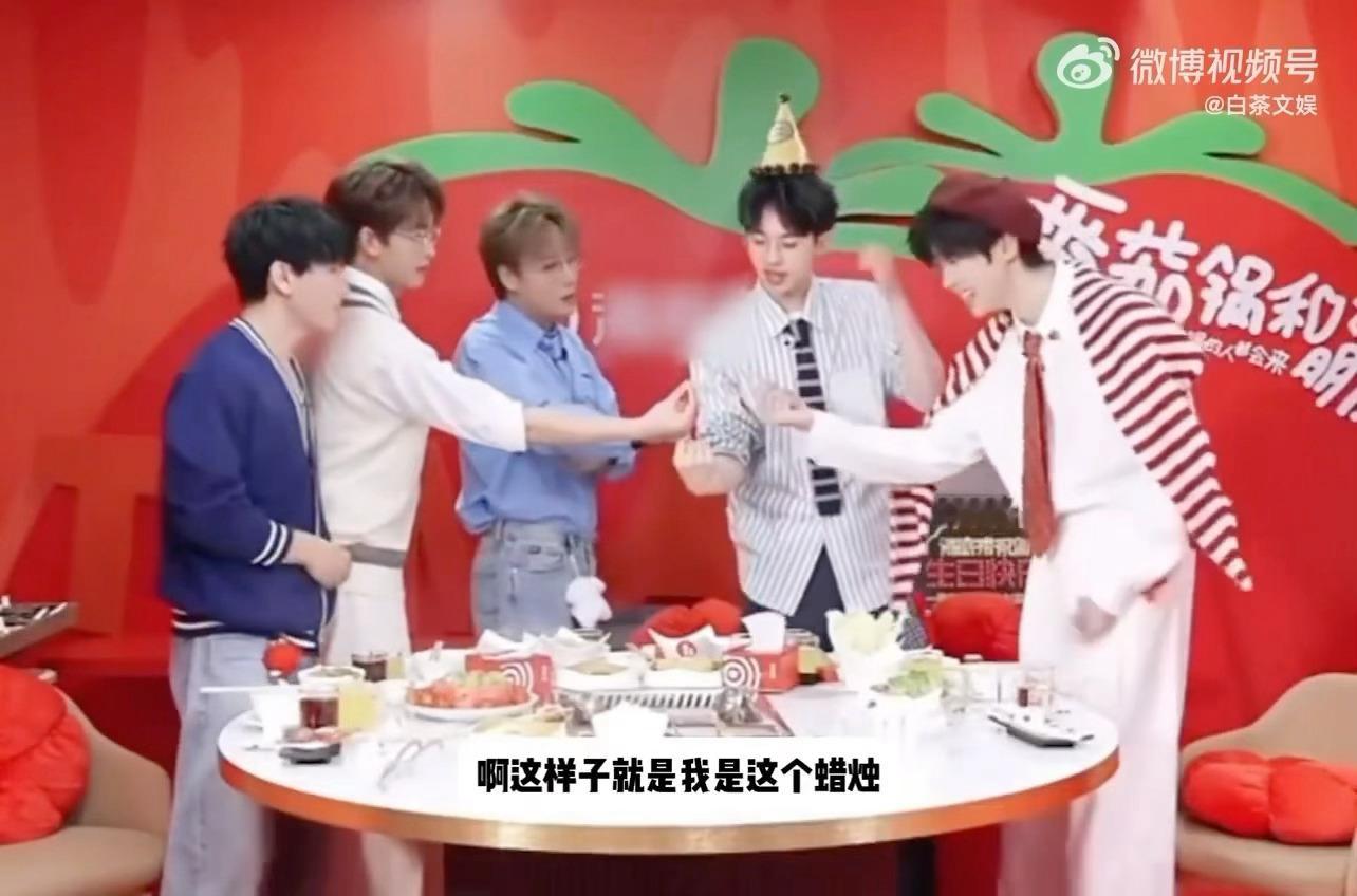 是不是院人在这里过生日，才这么抽象！！用手代替吹蜡烛是怎么想出来的！何运晨好抽象