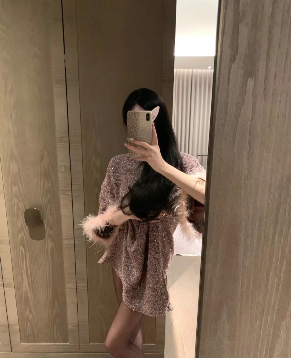 我今年的广告语：我的目光肤浅 眼里只有钱 我有两个心愿 钱在身上 身上有钱 . 
