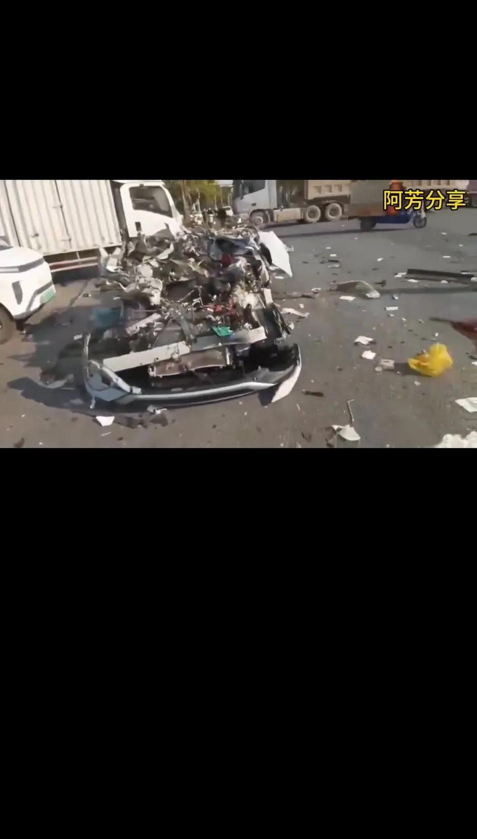 看了一个车祸视频，小车撞大车，小车碎了！小车这质量也太夸张了[捂脸]，小车是硬塑