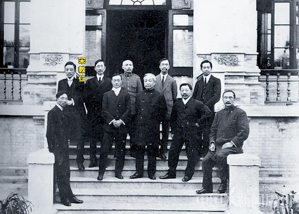 胡汉民与宋教仁第二次交锋

1911年12月26日召开同盟会最高会议，孙中山与宋