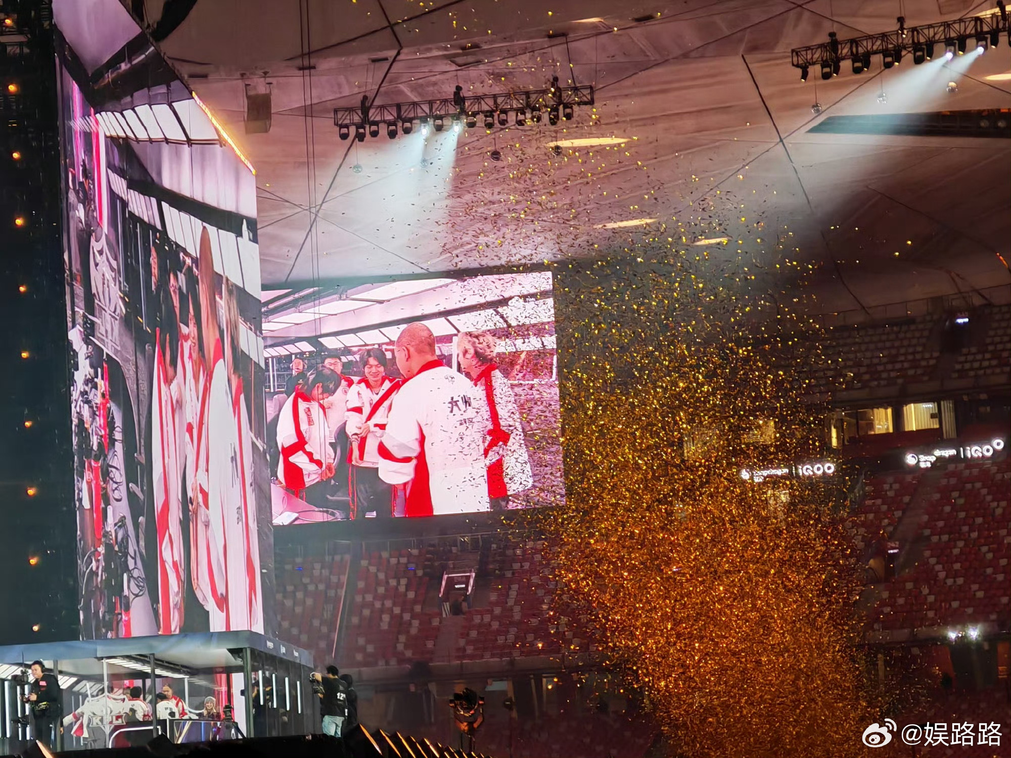 AG夺冠嘿嘿嘿，TTC战队获胜那天也是这样漫天的金纸飘落而下吧[笑cry][笑c