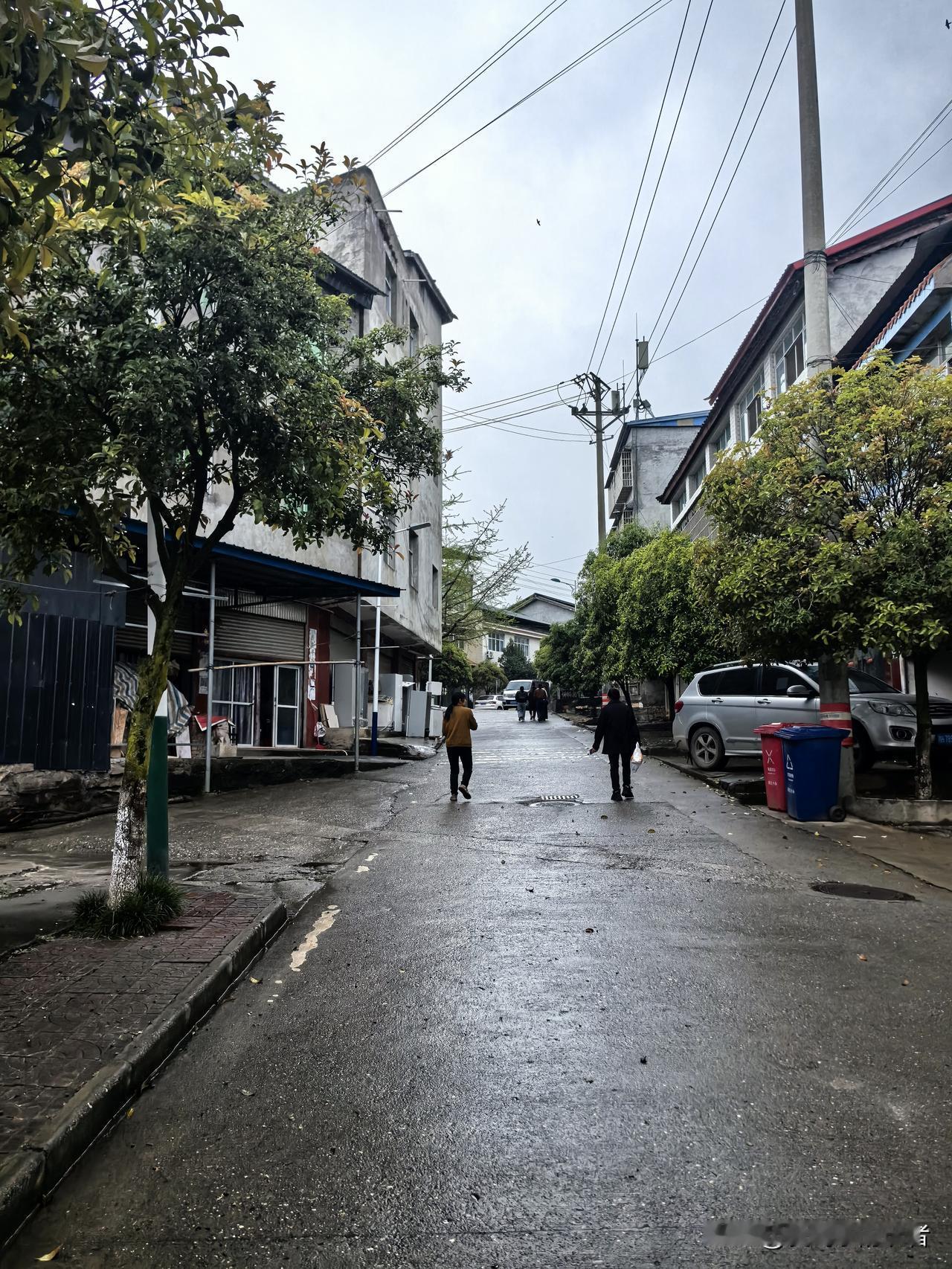 表弟从深圳回老家打丧火，
请假一周，
写礼700元，
来回机票2000多，
但不