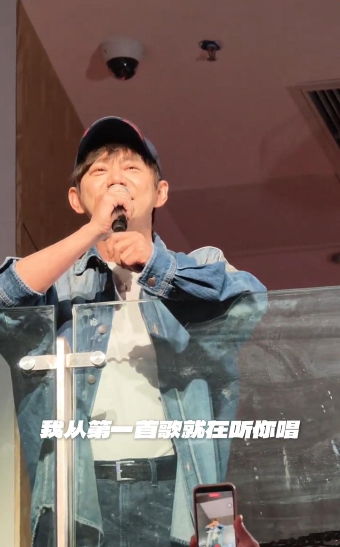 从快本走到个人演唱会，何老师落泪见证高光，岁月沉淀的情谊格外动人何炅在谢娜演唱会