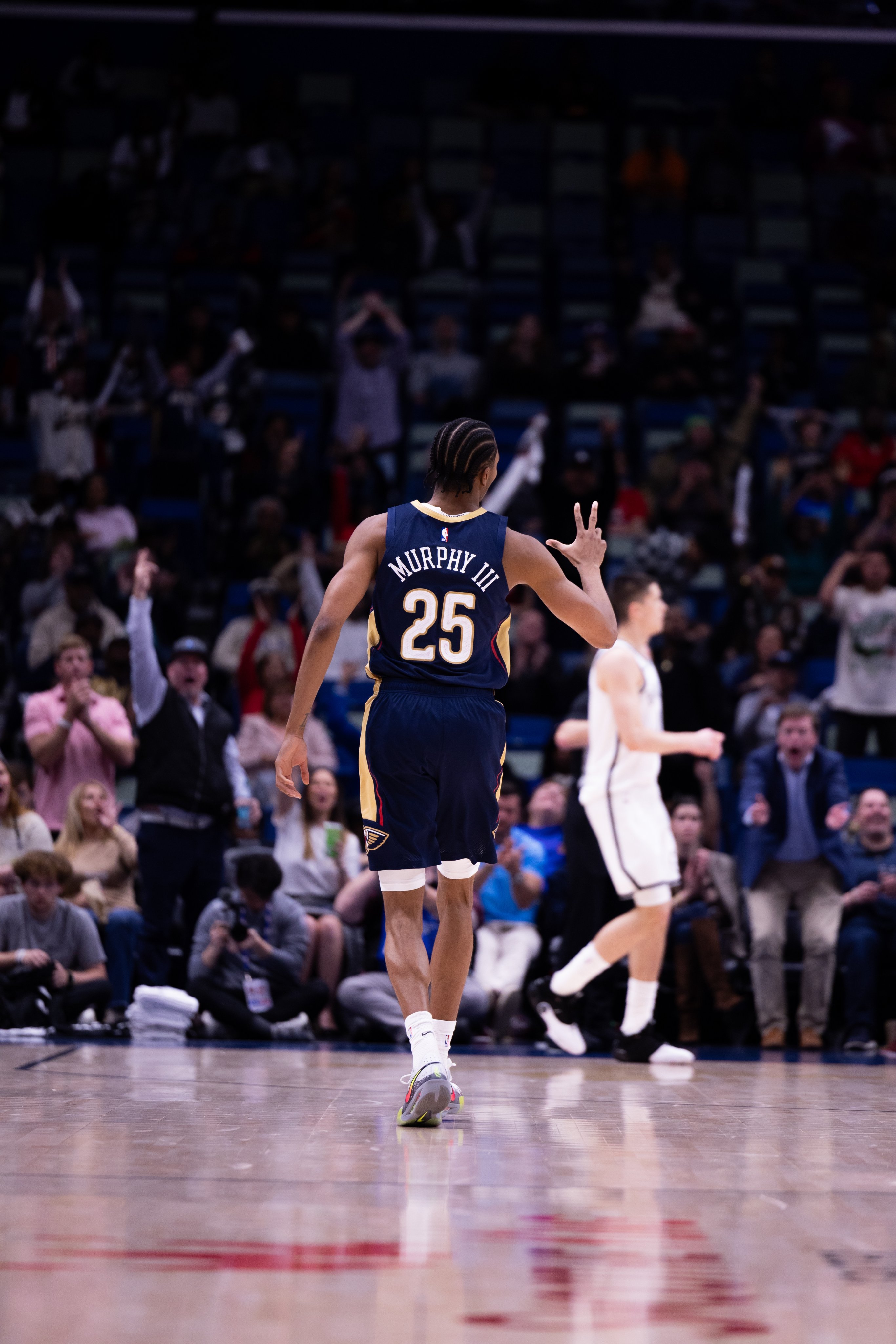 墨菲已经是球队实质上的老大了多亏同行衬托…我感觉他能卖出大桥的价 虽然鹈鹕也不想