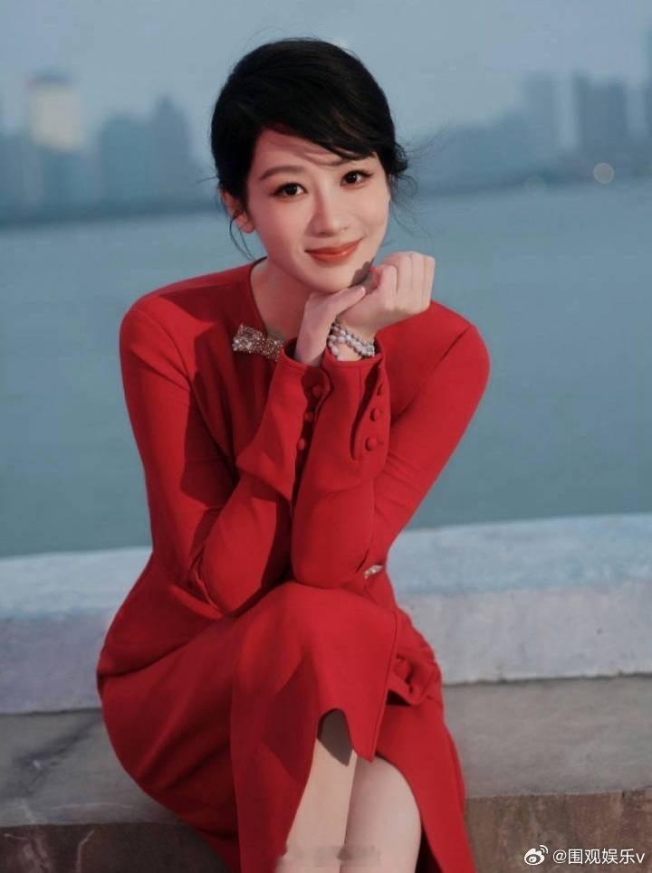 杨紫红裙盘发上班路透杨紫好明媚的冬日红 杨紫红裙上班路透，温暖明媚 