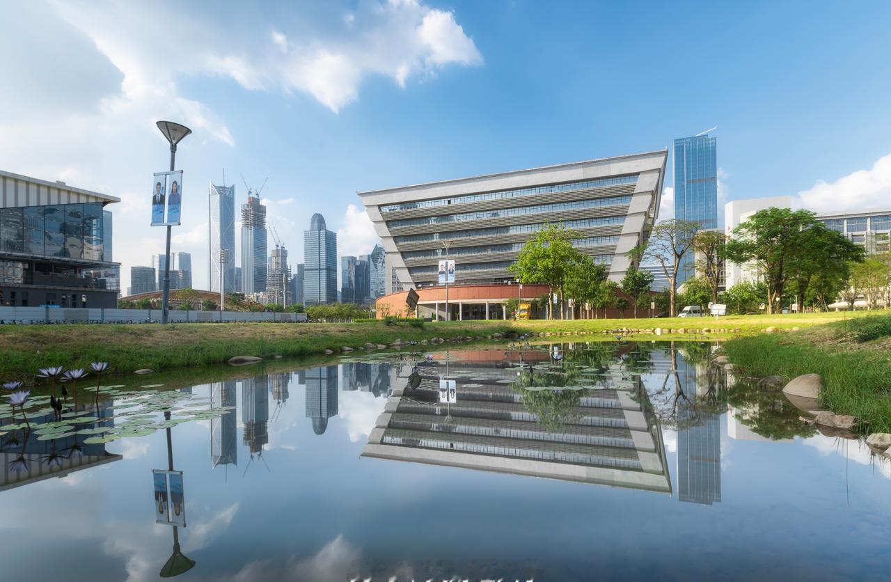 岁月悠悠，桃李芬芳。
四十二载，书写辉煌。
厚德为基铸辉煌，励学勤耕谱华章。
笃