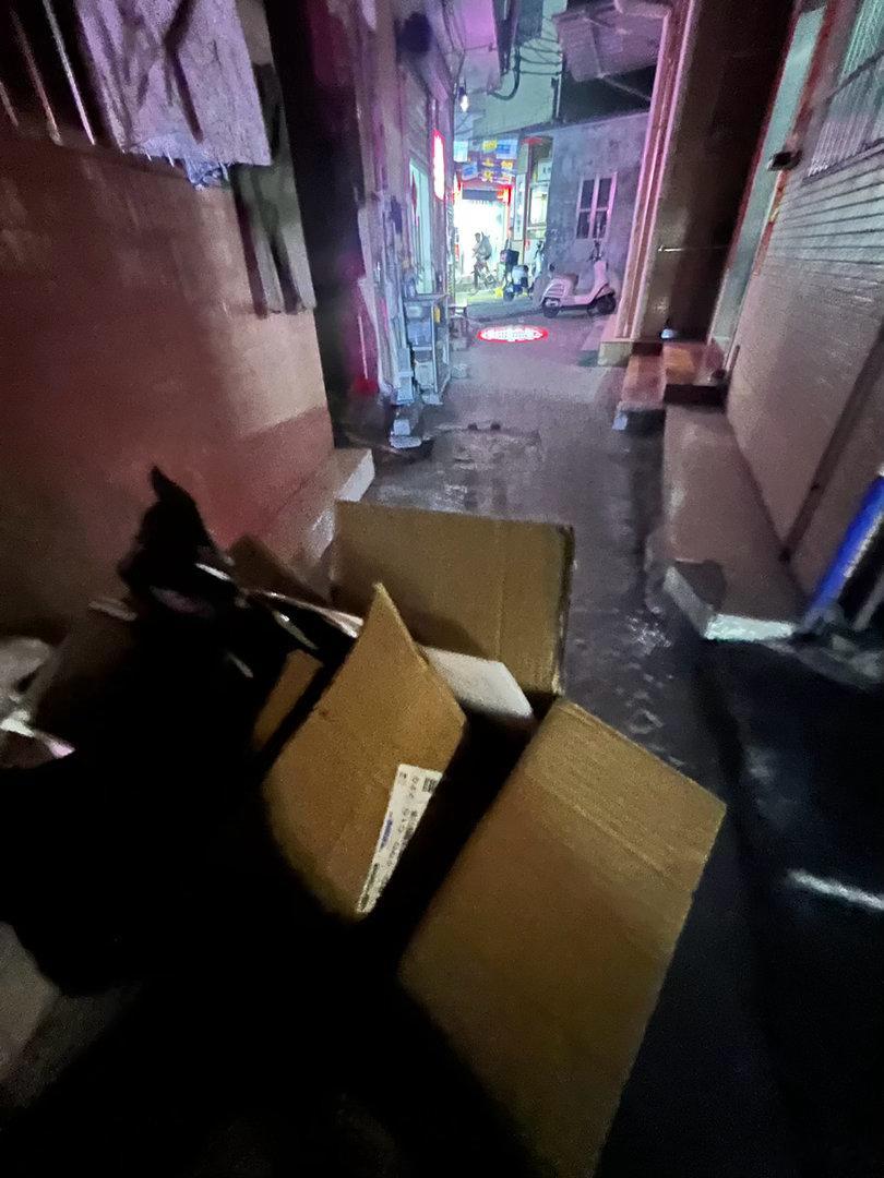 在广州，无论住在哪里，拿着的纸盒永远扔不进垃圾桶，路上会出现各种男的女的老的，跟