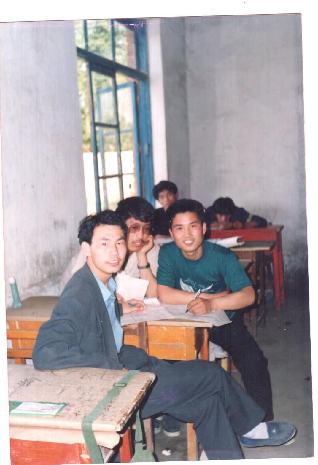 成长的岁月：34年前的青春。34年前，高考前夕，我和最要好的高中同学合影留念。那