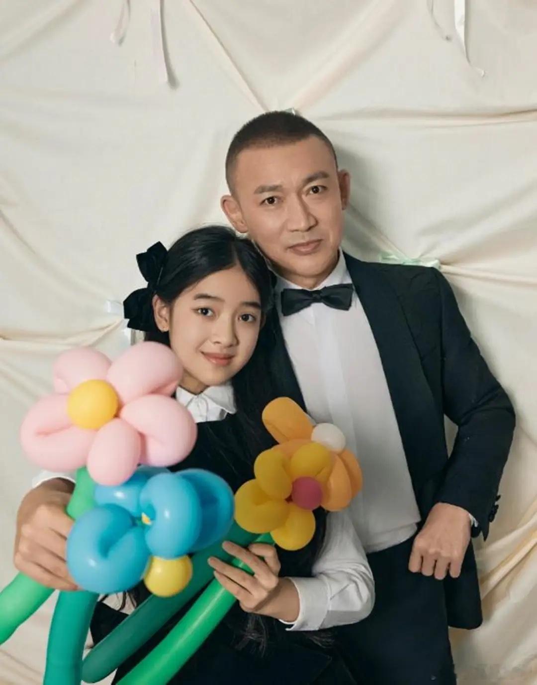 聂远晒父女合照，11岁天天遗传爸爸大腮帮脸好宽，像妈妈会更漂亮！ 