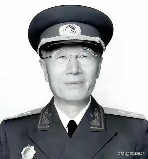 南京保卫战，全团打光，他一个人活着爬出来。被蒋介石下令秘密枪决，他翻墙跑了。被日