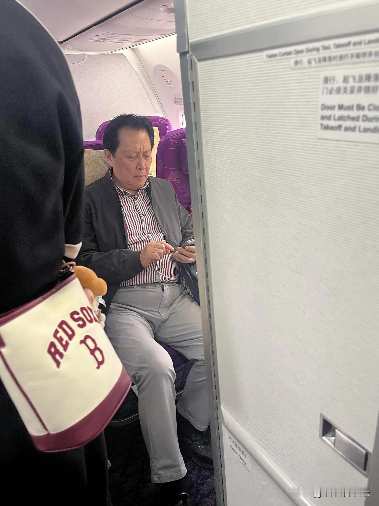 飞机偶遇趣事
我刚踏上飞机，无意间看见一位男生淡定坐在哪里，这不是 胤禛 扮演者
