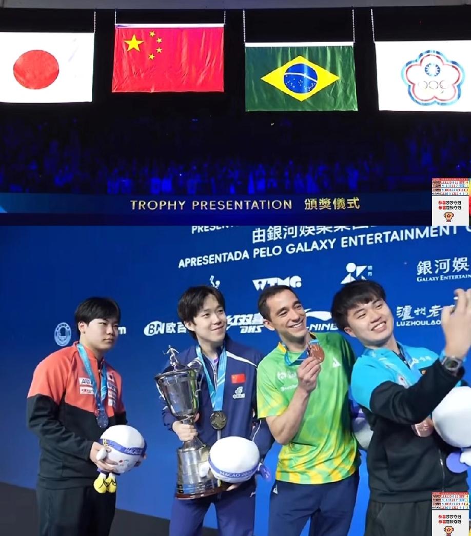 男乒颁奖结束后，获奖球员一起合影的一幕:冠军和两位季军获得者都非常开心的笑了起来