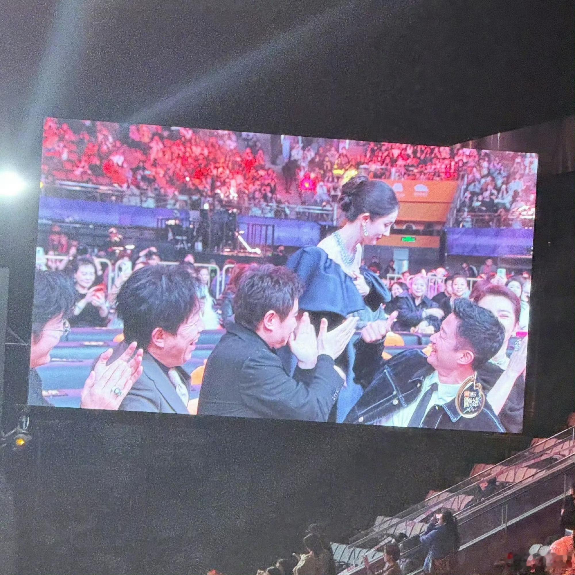 所有人都忍不住为你欢呼鼓掌  这一刻掌声只为你喝彩！ 