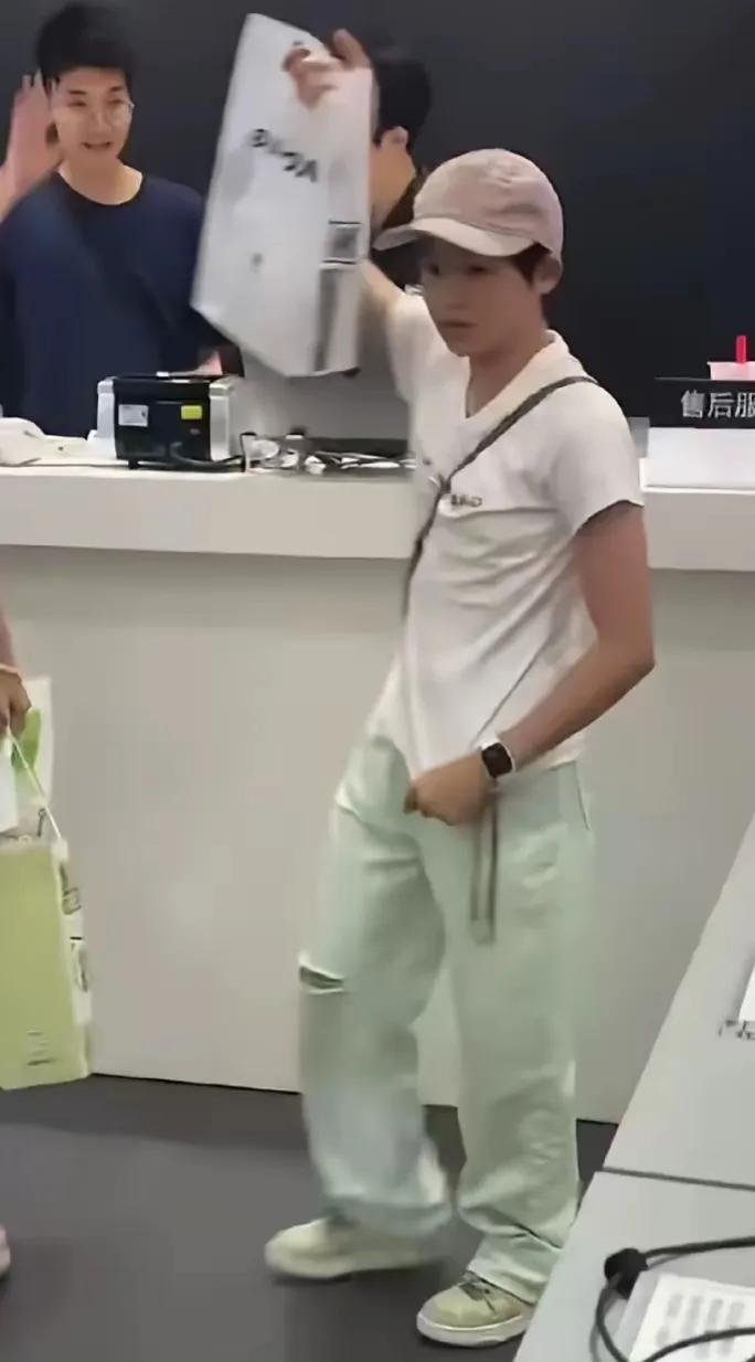 天啊，全红婵买个苹果手机竟然上升到爱国事件。有人说她买苹果手机，不买国产机。是不