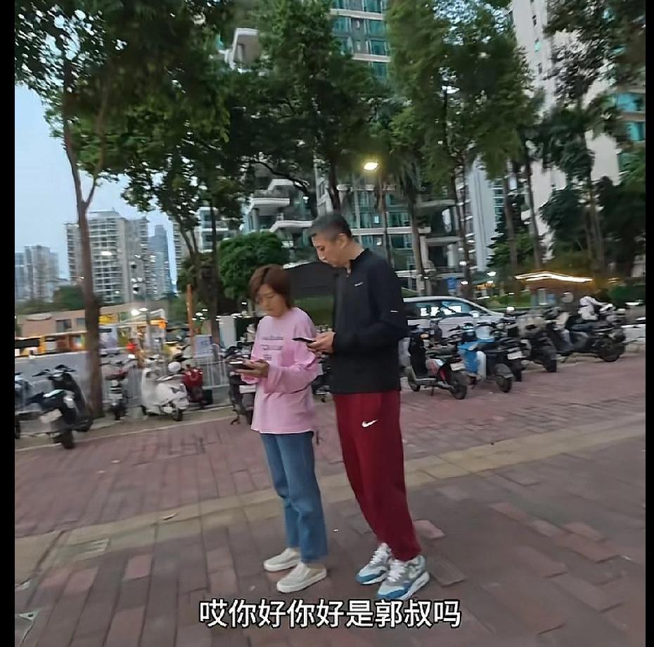 【随着世预赛窗口期比赛结束，郭士强迎来难得的休息时间。昨天有球迷在广州偶遇郭士强