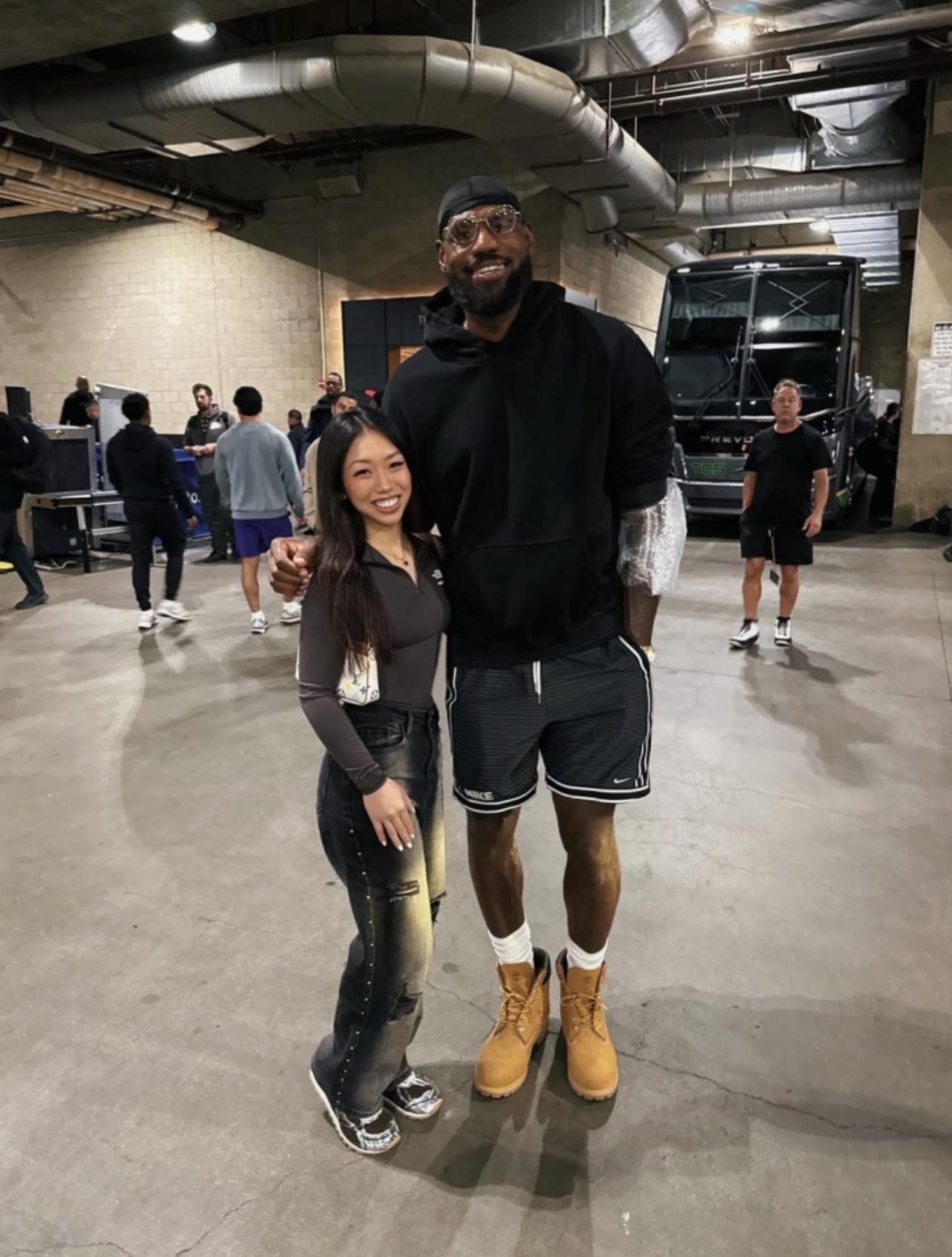 是谁这么幸运？詹姆斯昨天赛后，在停车场内被球迷们逮住，进行了合影。 