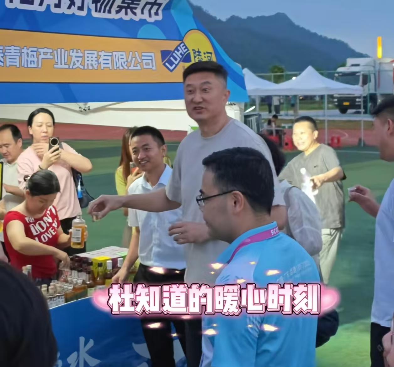 杜锋休赛期开启粤BA打卡模式，品美食看比赛，王洪泽参加阿迪欧洲训练营
广东队自从