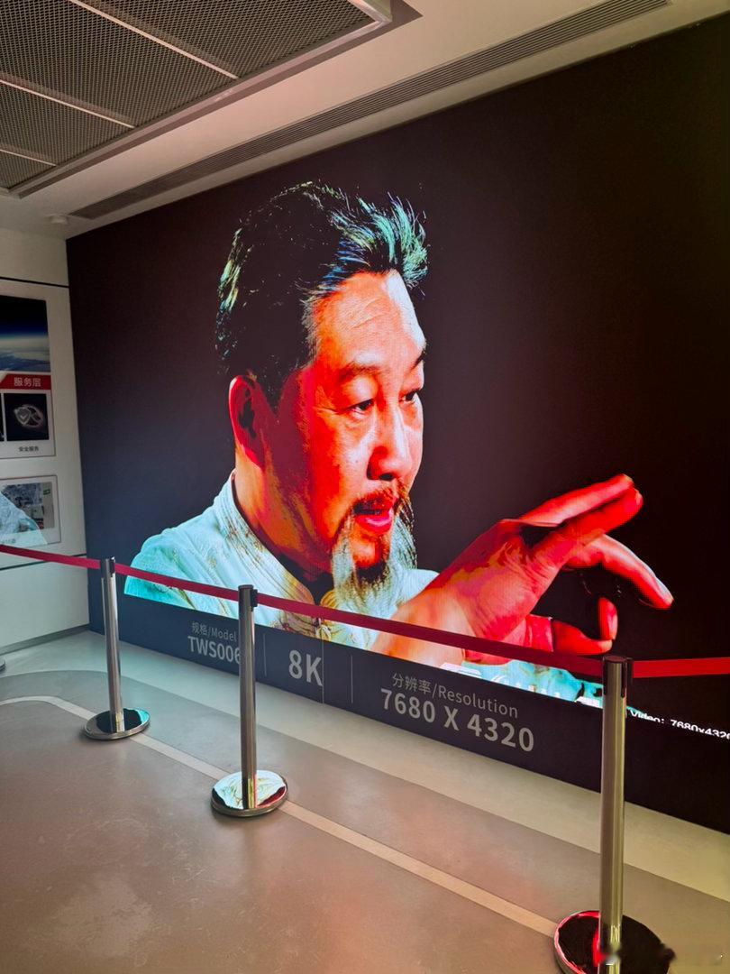 博格今天去参观了两家科技企业。回来路上一直在琢磨"小登"和"老登"的事儿，跟大家