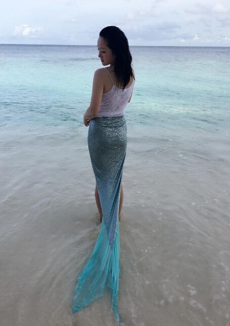 杨钰莹生活照，海滩边随手一拍好似美人鱼，她是不用刻意摆拍都好看的人儿。