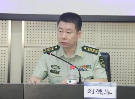 寸土不让！
日船擅闯钓鱼岛找事，
中国海警果断出手！


日本渔船又来了。
九吨