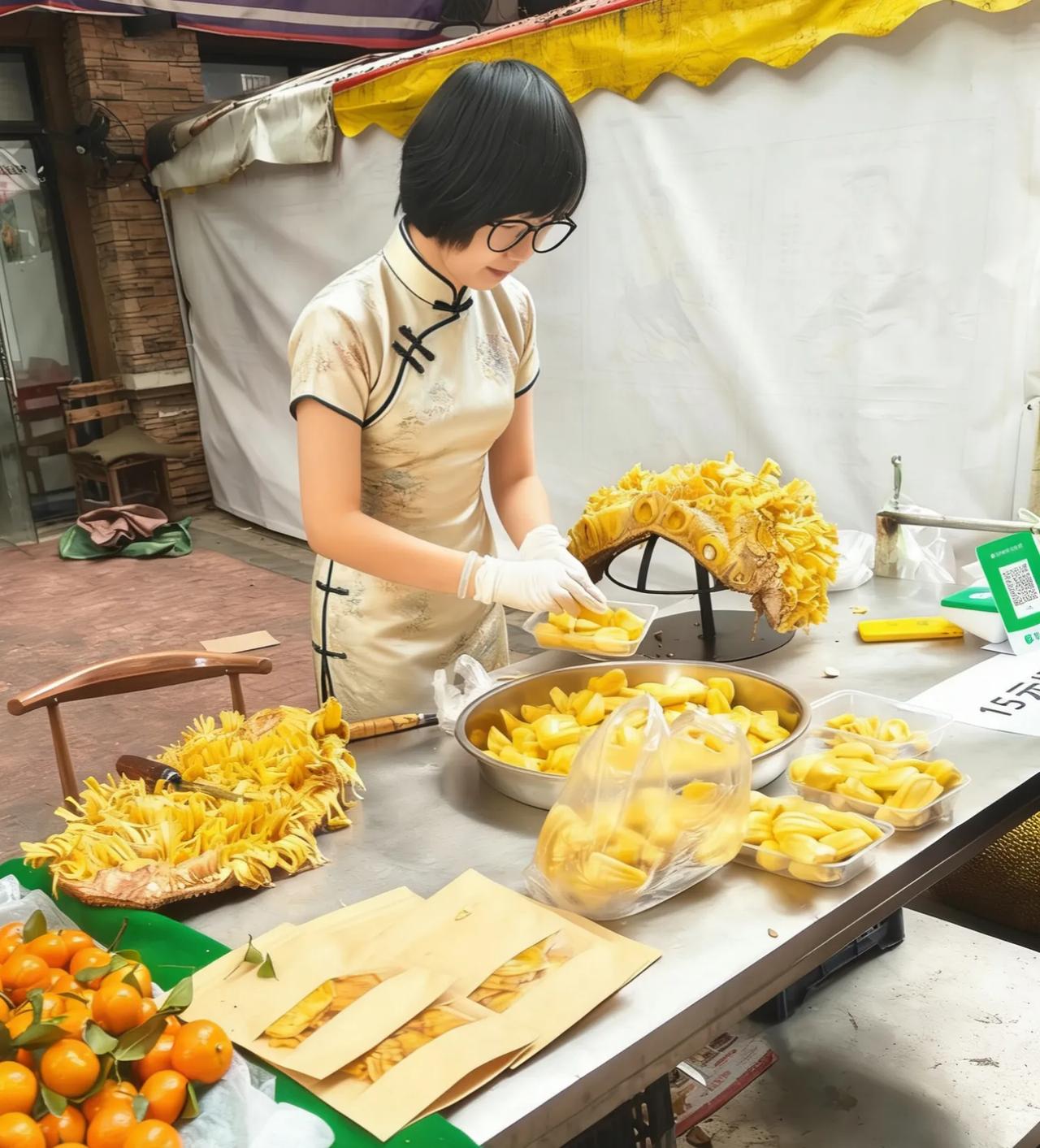 我刚才到东北街，大老远看到大侄女小双菠萝蜜床子，咋还换人了？
​体型像小双，咋还